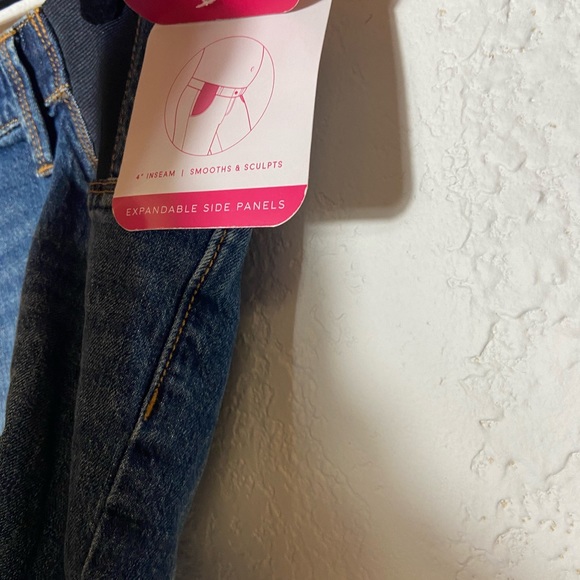 NWT Isabel Maternity Shorts - Picture 5 of 5